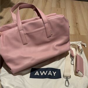Away luggage everywhere bag in pink leather